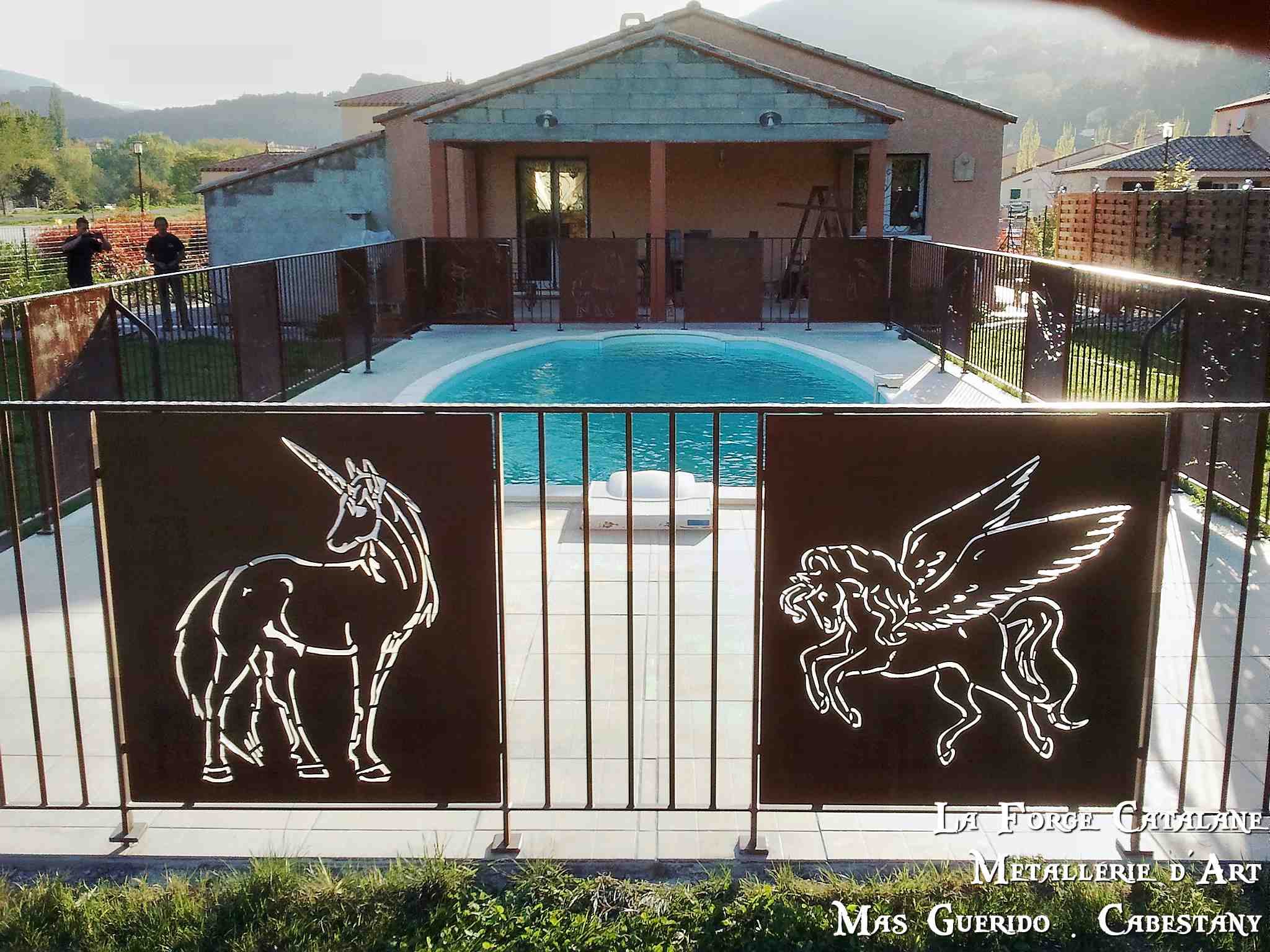 Garde corps decoupe laser chevaux protection piscine forge catalane 4.jpg